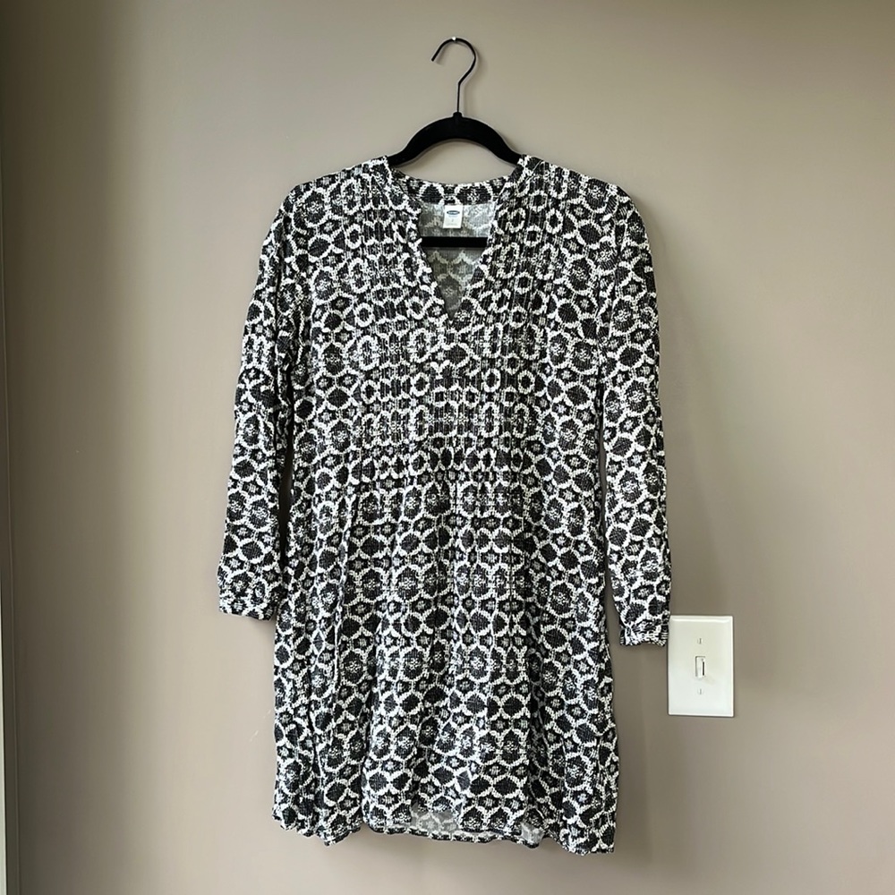 Old Navy black and white patterned knee length dress